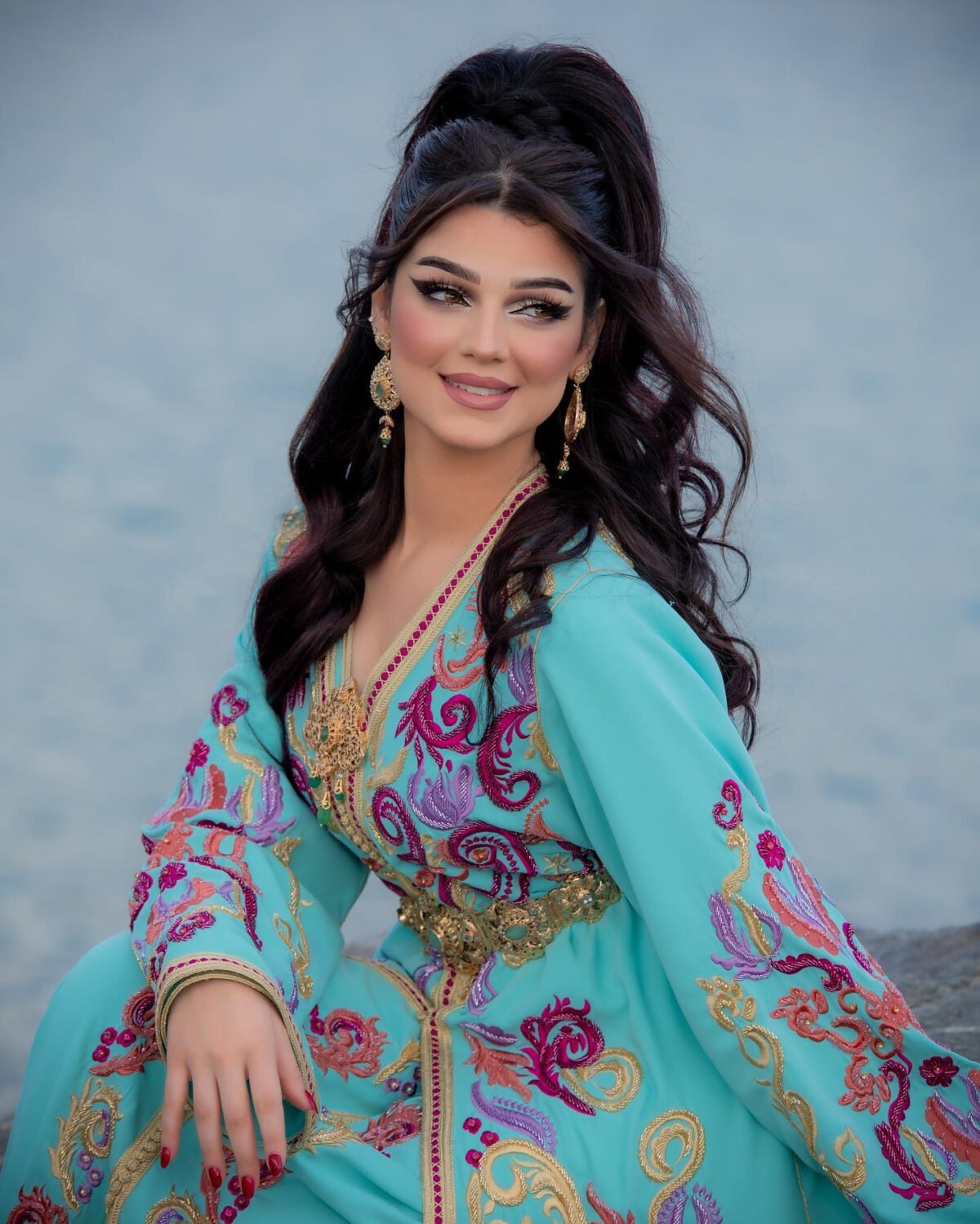 Une Histoire en Soie et en Perles : Nos caftans marocains sont confectionnés avec soin à partir de tissus luxueux, ornés de perles scintillantes et de broderies délicates. Chaque caftan raconte une histoire d'amour et de tradition