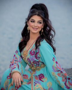 Caftan henna. Une Histoire en Soie et en Perles : Nos caftans marocains sont confectionnés avec soin à partir de tissus luxueux, ornés de perles scintillantes et de broderies délicates. Chaque caftan raconte une histoire d'amour et de tradition